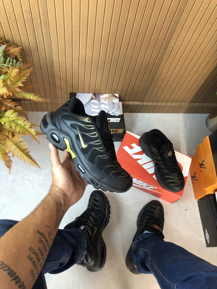 NK AIR TN PRETO/OURO 2.0