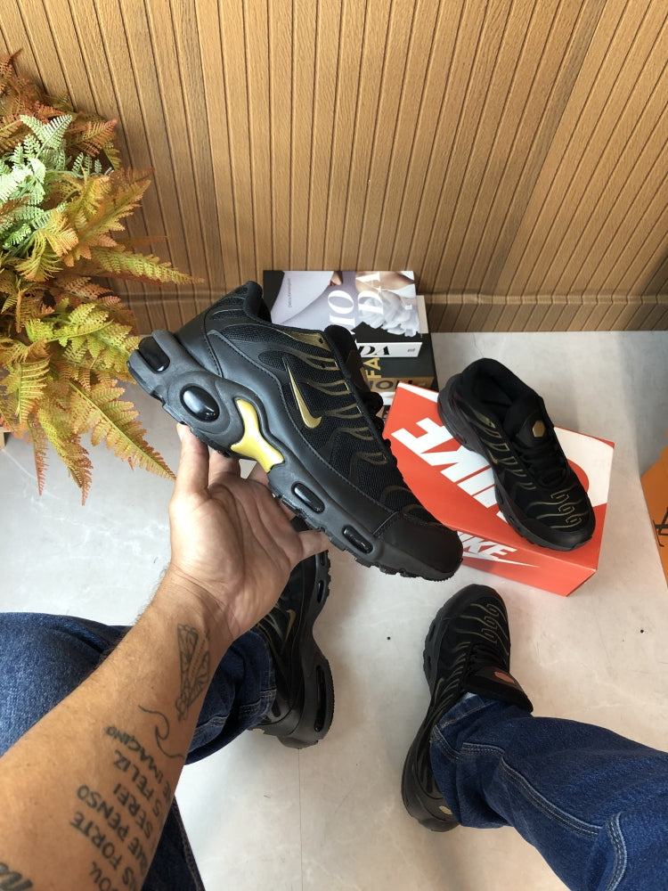 NK AIR TN PRETO/OURO 2.0