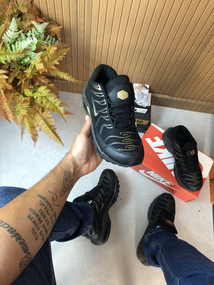 NK AIR TN PRETO/OURO 2.0