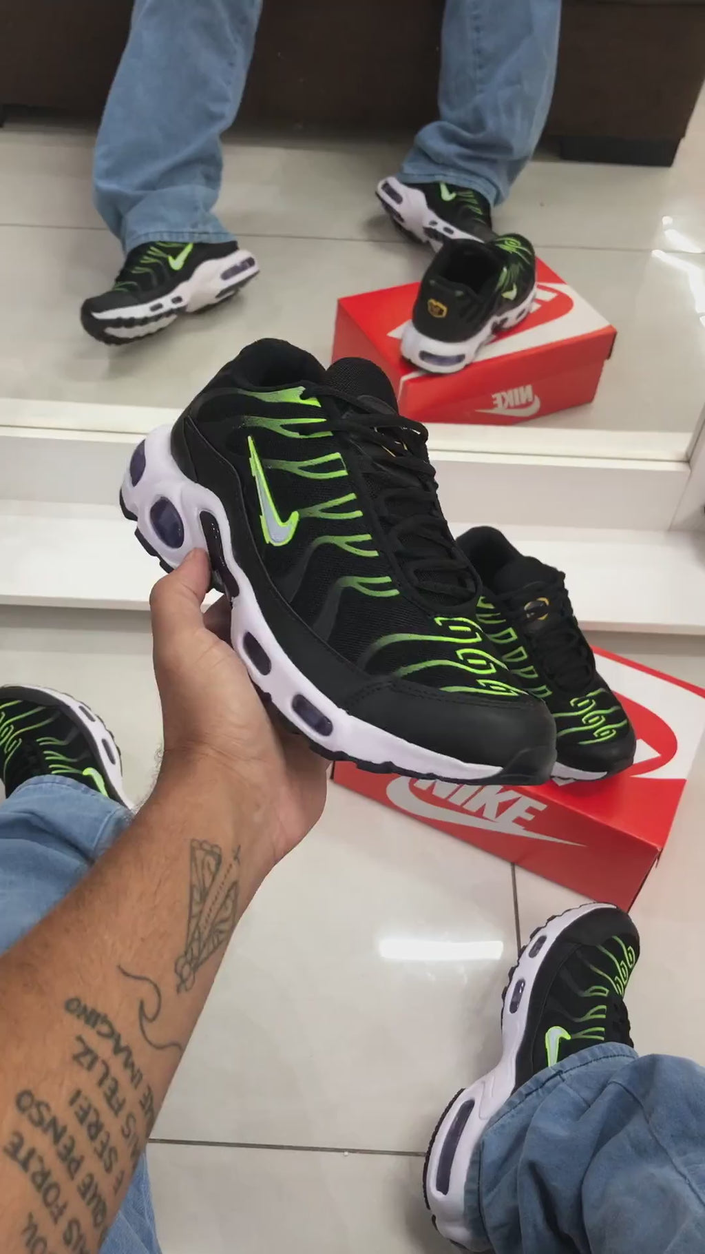 NK AIR TN PRETO/VERDE