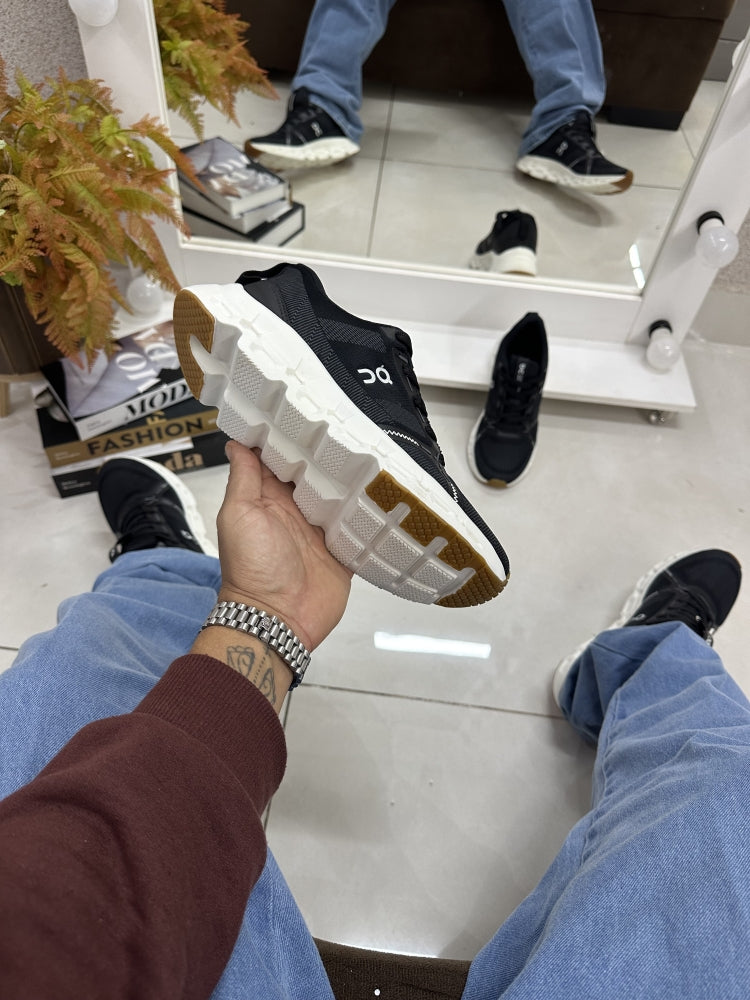 ON CLOUD SURFER MAX PRETO/BRANCO